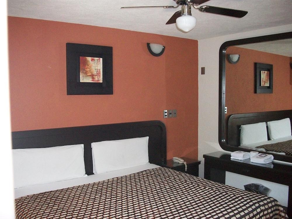 HOTEL EMPERADOR photo 2