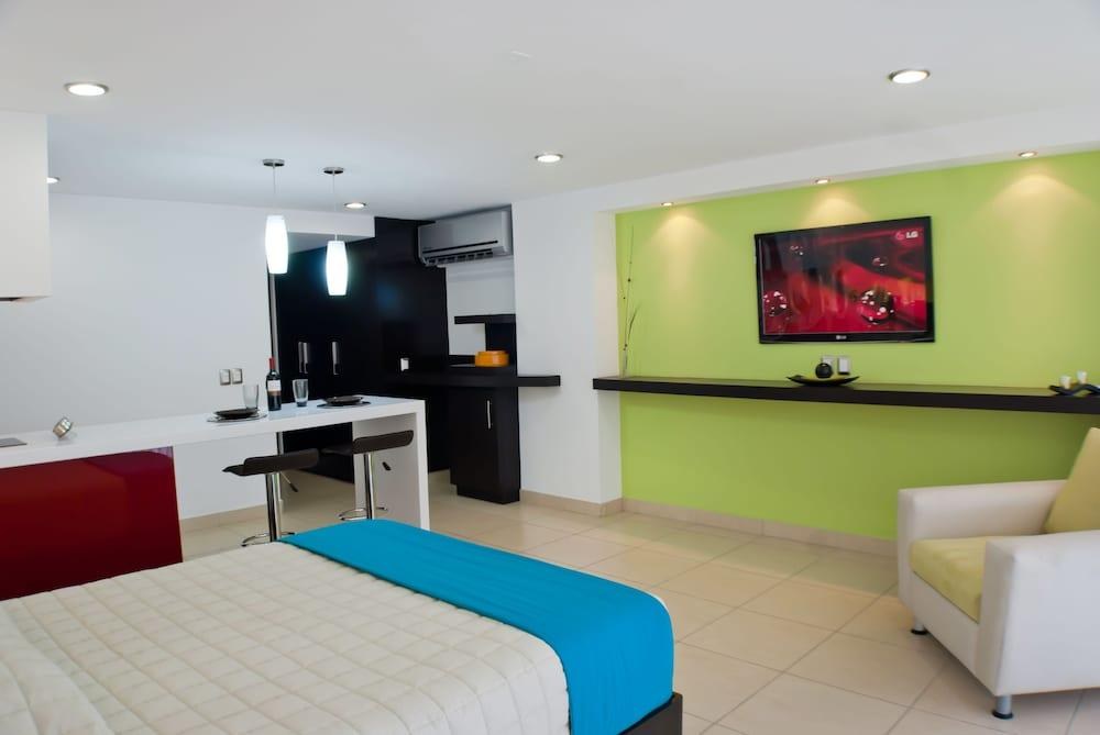 Ramada by Wyndham Acapulco Hotel & Suites photo 3