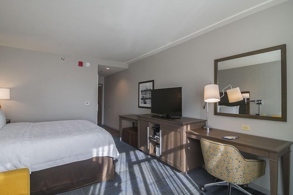 Hampton Inn Chicago North-Loyola Station photo 2