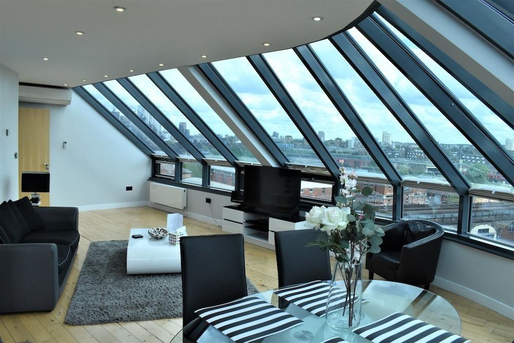 CHELSEA BRIDGE APARTMENTS photo 2