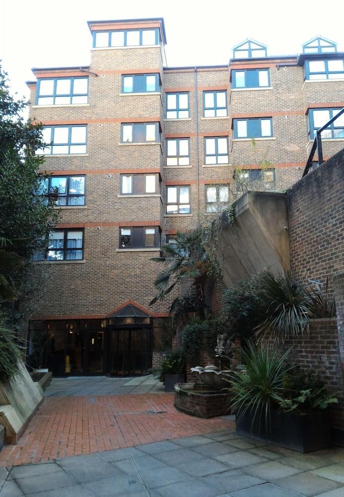 Monarch House Serviced Apartments photo 2