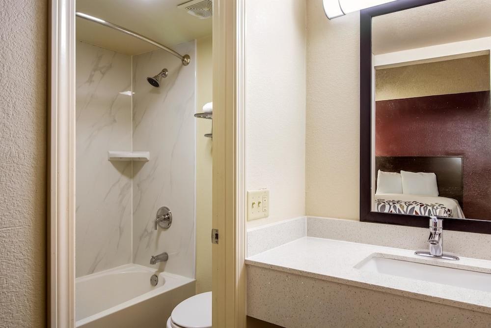 Red Roof Inn Houston East ¿ I-10 photo 2