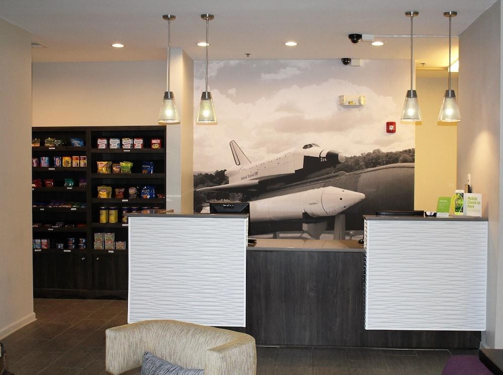 La Quinta Inn & Suites Huntsville Airport Madison photo 2