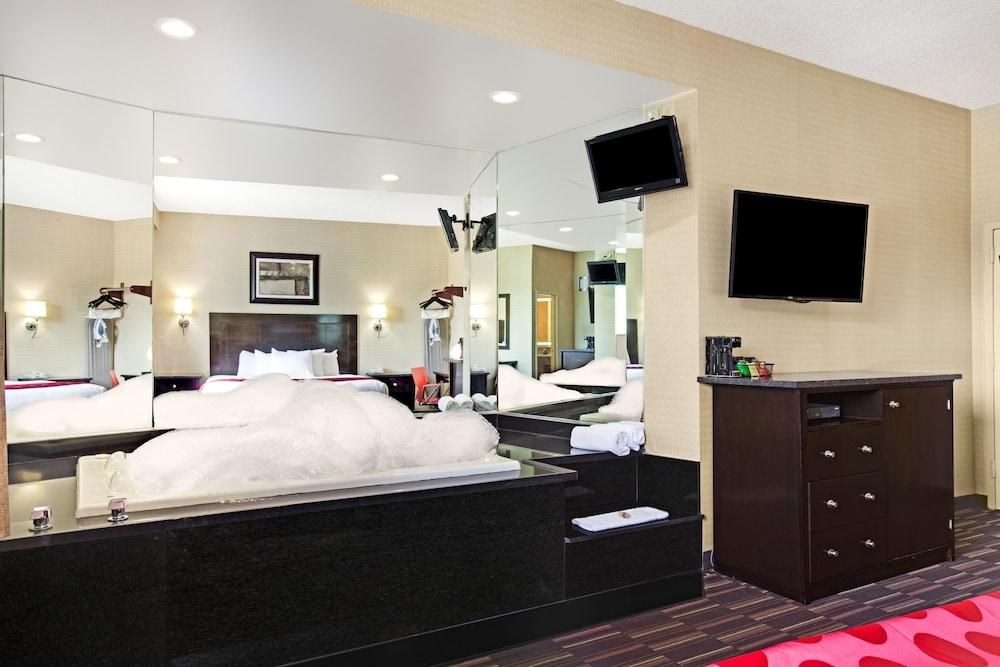RAMADA BY WYNDHAM BRONX photo 3