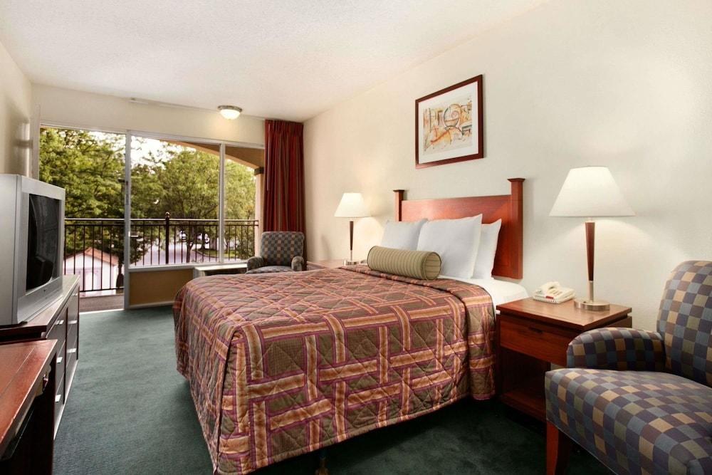 Travelodge by Wyndham Waukegan Gurnee photo 1
