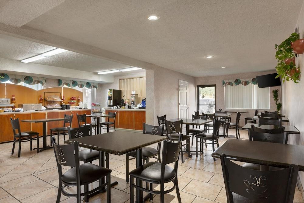 Ramada by Wyndham San Antonio/Near SeaWorld photo 4