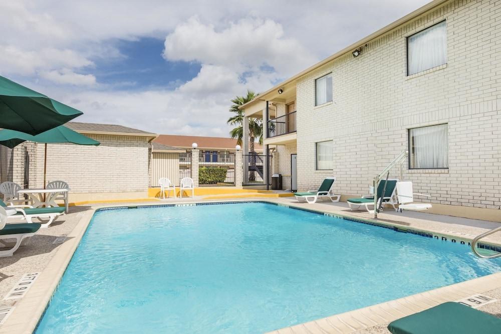 Super 8 by Wyndham San Antonio at I-10 photo 4