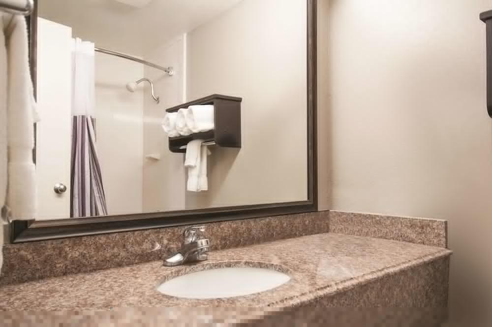 La Quinta Inn by Wyndham San Antonio Brooks City photo 3