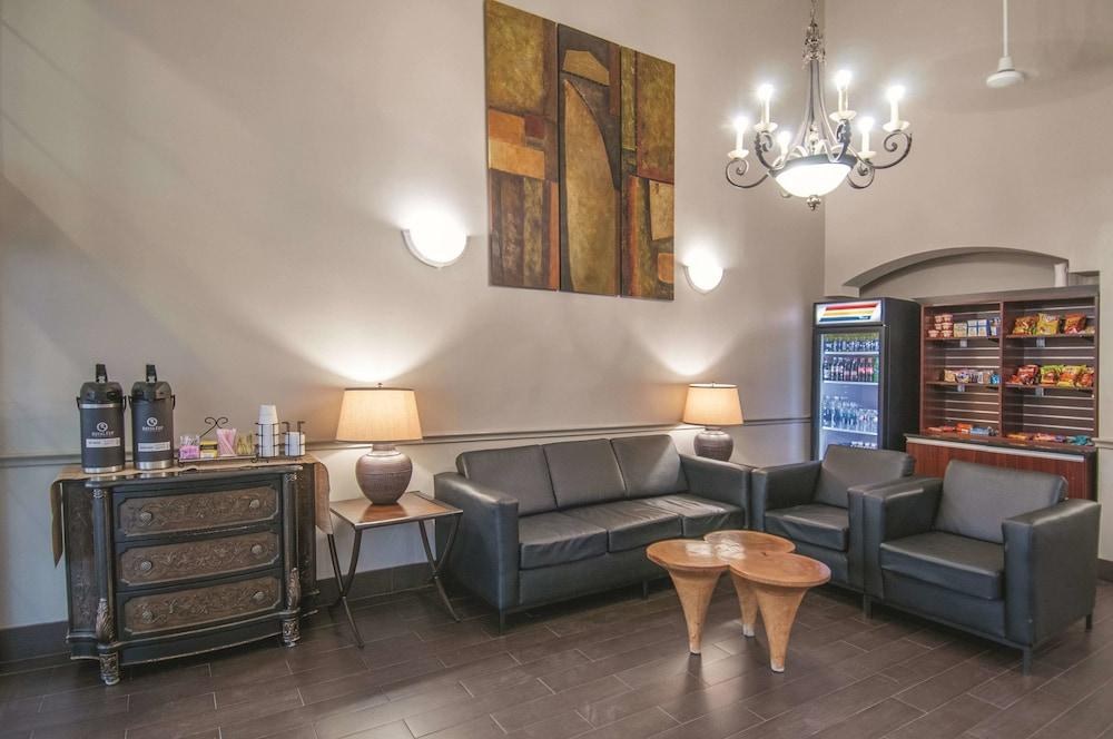 La Quinta Inn by Wyndham San Antonio Brooks City photo 4