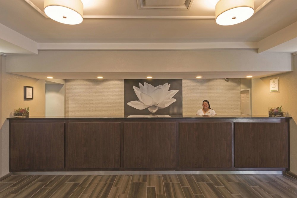 La Quinta Inn and Suites San Antonio Airport photo 1