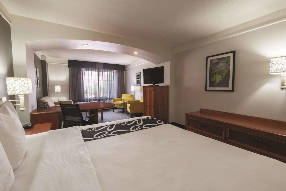 La Quinta Inn and Suites San Antonio Airport photo 2