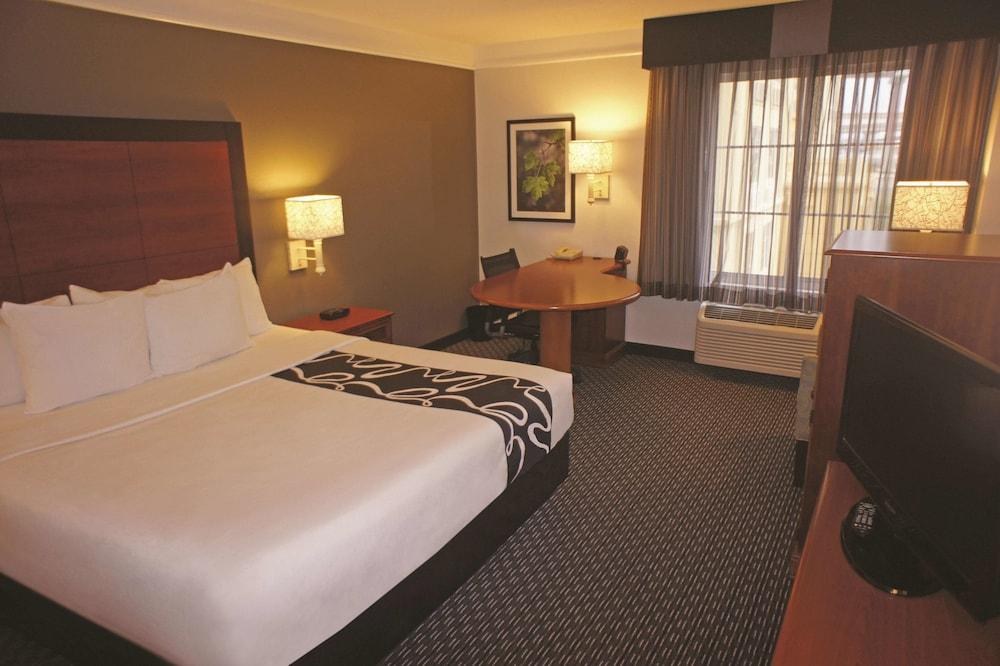 La Quinta Inn and Suites San Antonio Airport photo 3