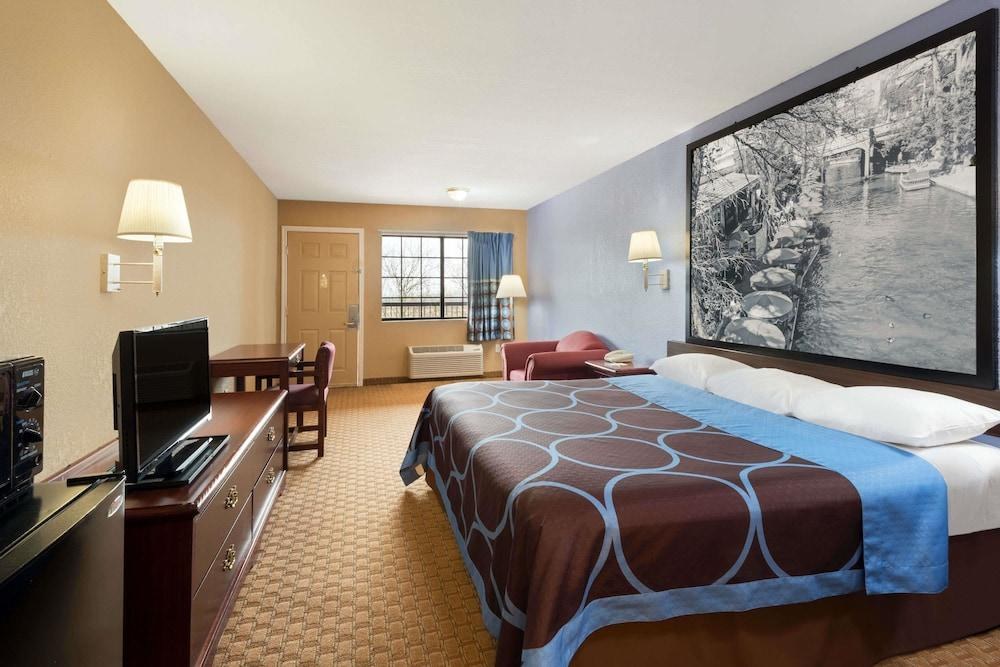 Super 8 by Wyndham San Antonio/Riverwalk Area photo 3