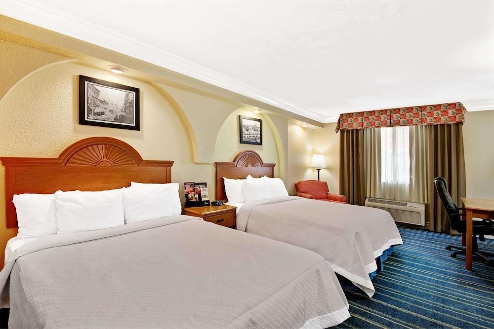 Days Inn by Wyndham San Antonio Airport photo 2