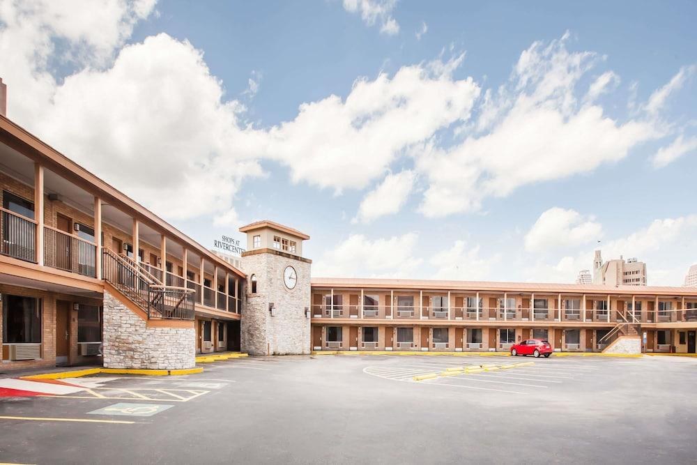 Days Inn by Wyndham San Antonio Alamo/Riverwalk