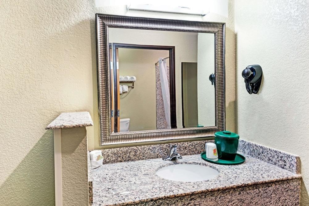 Super 8 by Wyndham San Antonio/Alamodome Area photo 2