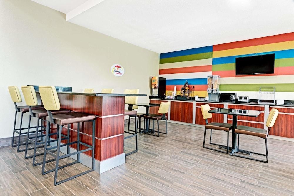 Super 8 by Wyndham San Antonio/Alamodome Area photo 3
