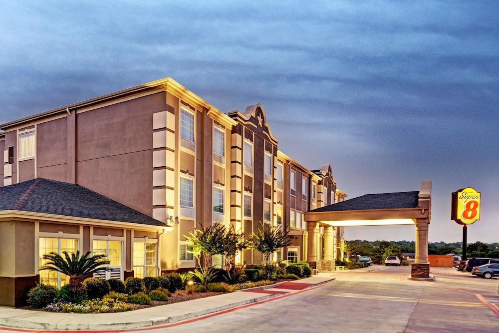 Super 8 by Wyndham San Antonio/Alamodome Area photo 4