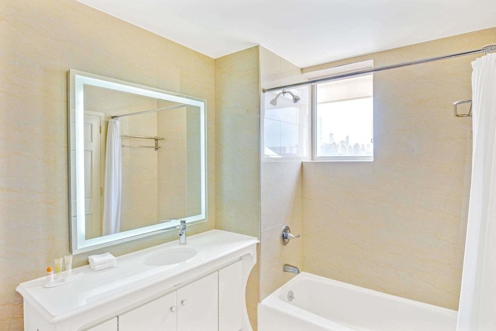HOWARD JOHNSON BY WYNDHAM LONG ISLAND CITY photo 4