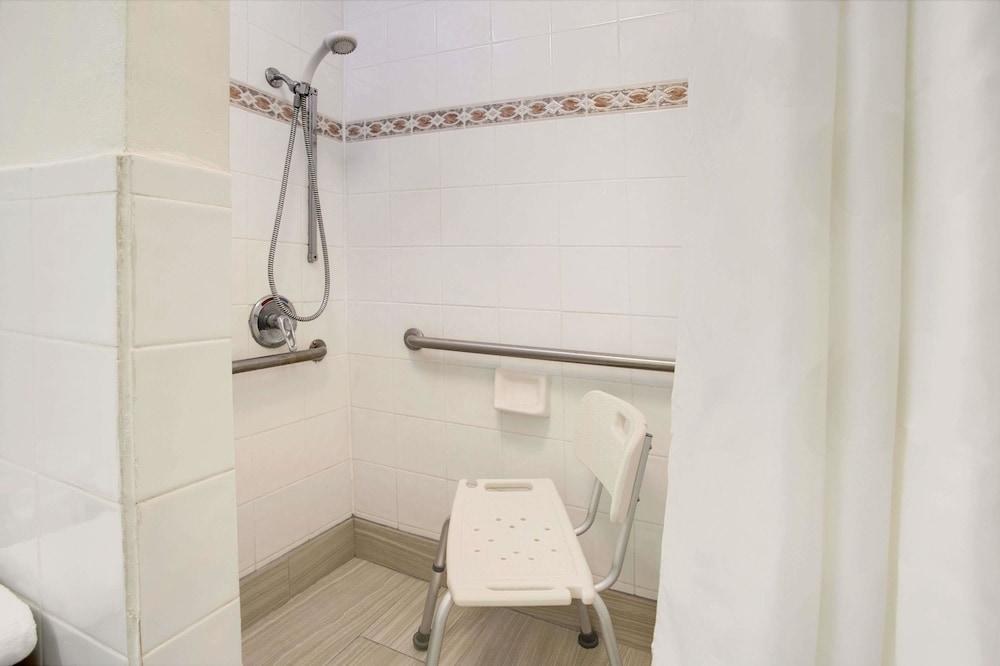 RAMADA BY WYNDHAM FORT LAUDERDALE AIRPORT/CRUISE PORT photo 2