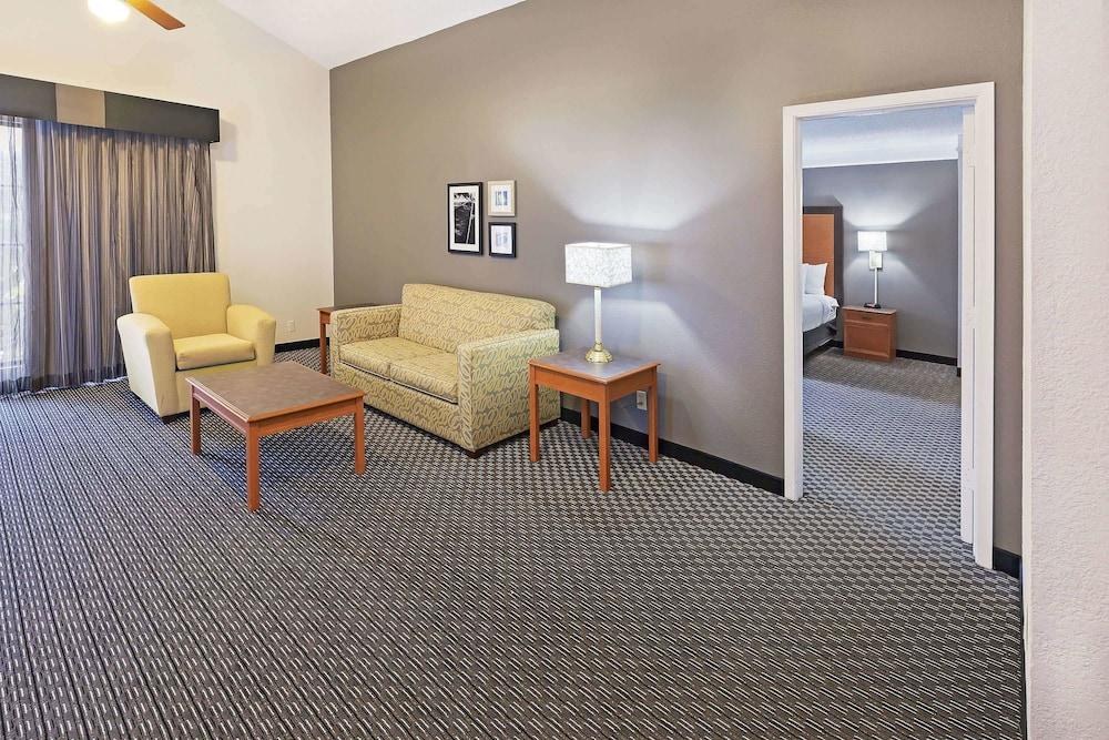 La Quinta Inn by Wyndham San Antonio I-35 N at Toepperwein photo 3