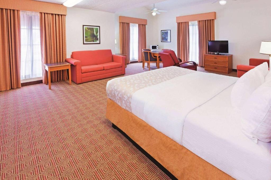 Super 8 by Wyndham San Antonio Near SeaWorld Ingram Park photo 1