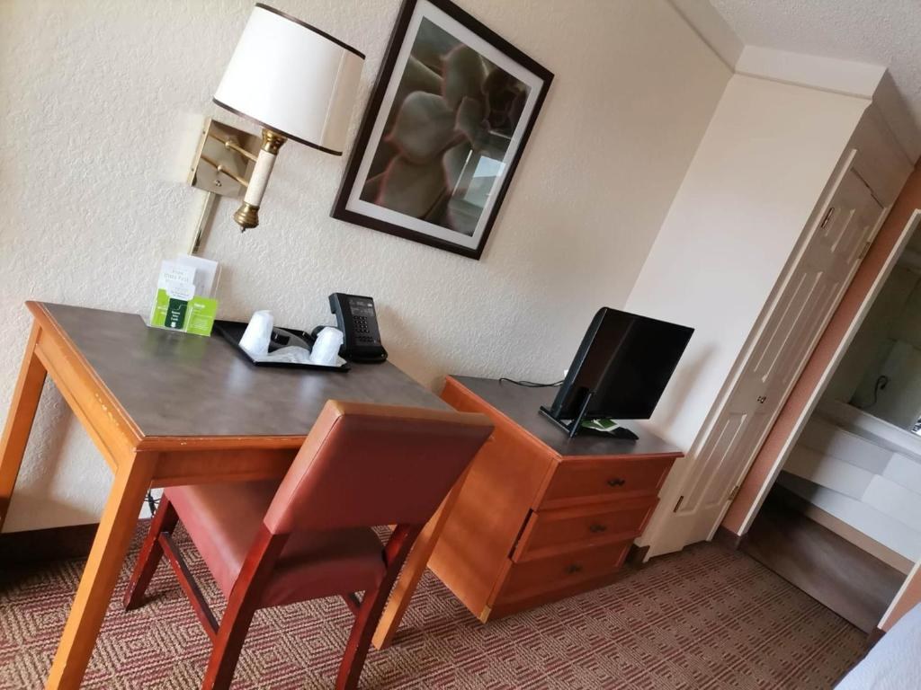 Super 8 by Wyndham San Antonio Near SeaWorld Ingram Park photo 2