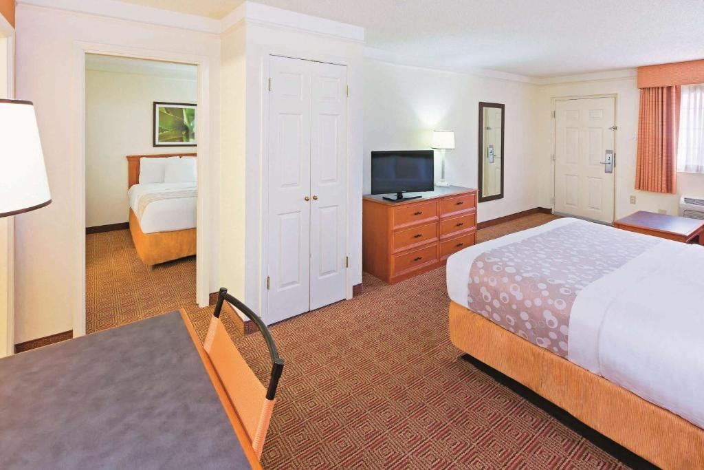 Super 8 by Wyndham San Antonio Near SeaWorld Ingram Park photo 4