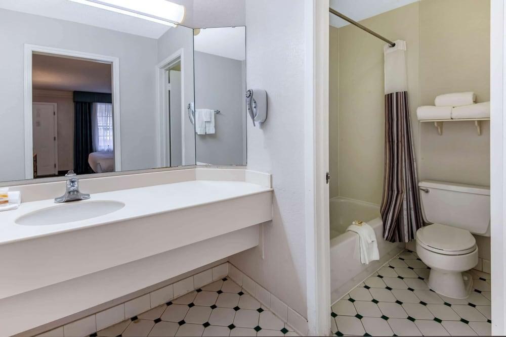 La Quinta Inn By Wyndham IH-10 West San Antonio TX photo 4