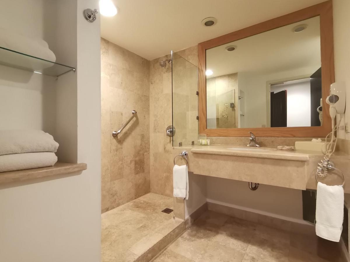 HOLIDAY INN MONTERREY VALLE photo 3