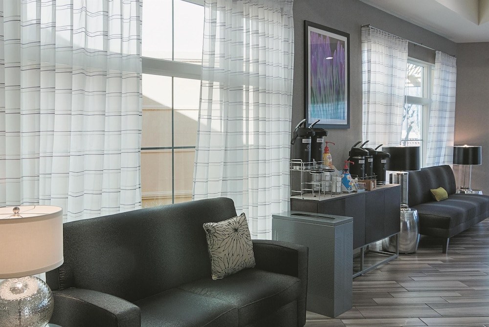 La Quinta Inn & Suites by Wyndham Orlando Airport North photo 1
