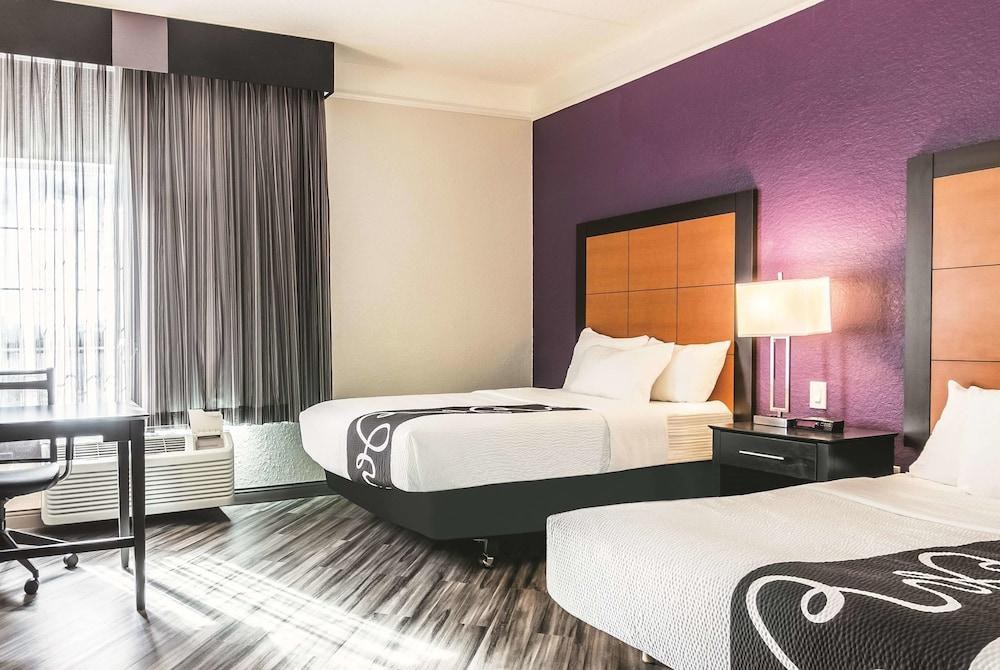 La Quinta Inn & Suites by Wyndham Orlando Airport North photo 3