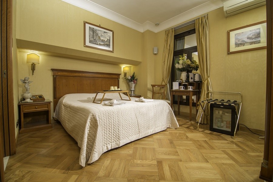 H 2000 Rome Suite Rooms