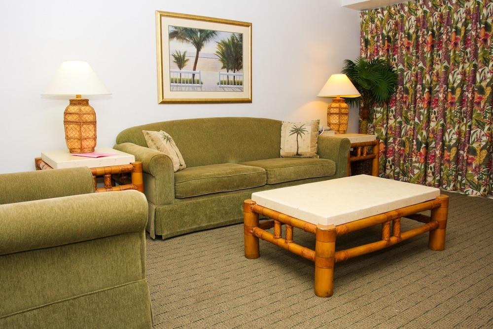 CASTAWAYS RESORT & SUITES photo 2
