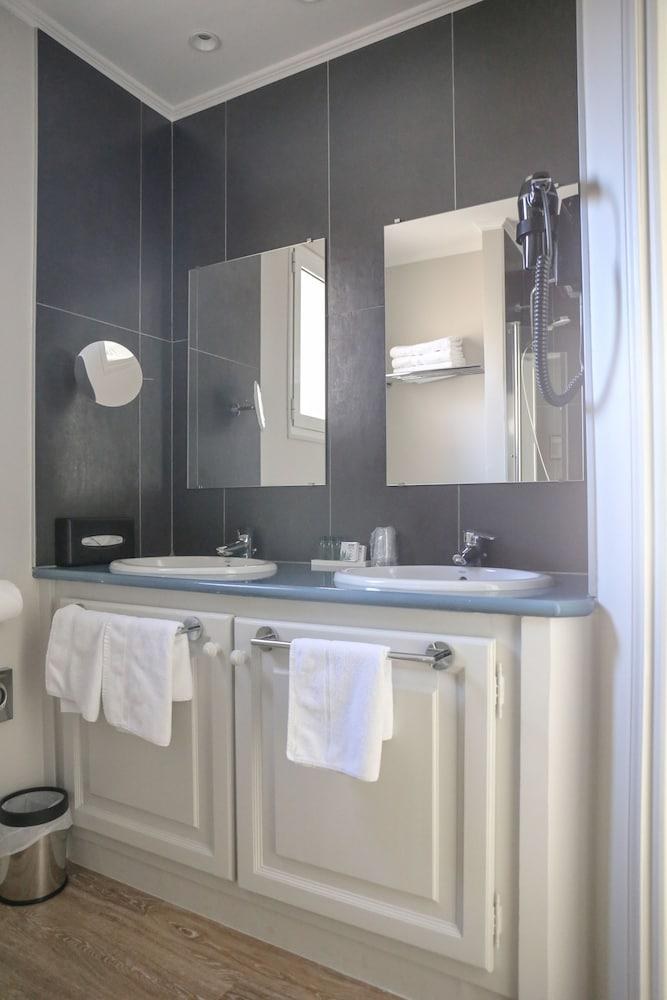 HOTEL VENDOME photo 2