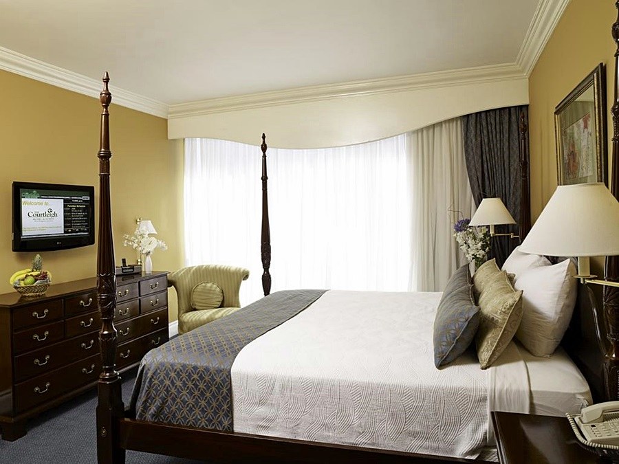 THE COURTLEIGH HOTEL & SUITES