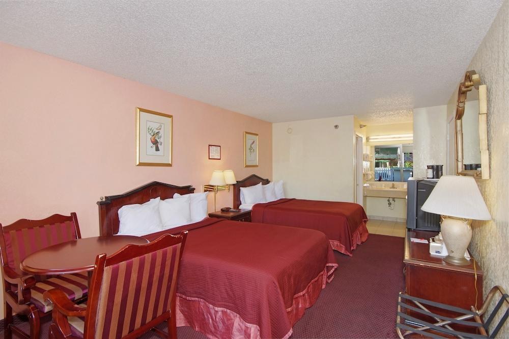 HOWARD JOHNSON BY WYNDHAM TROPICAL PALMS KISSIMMEE photo 4