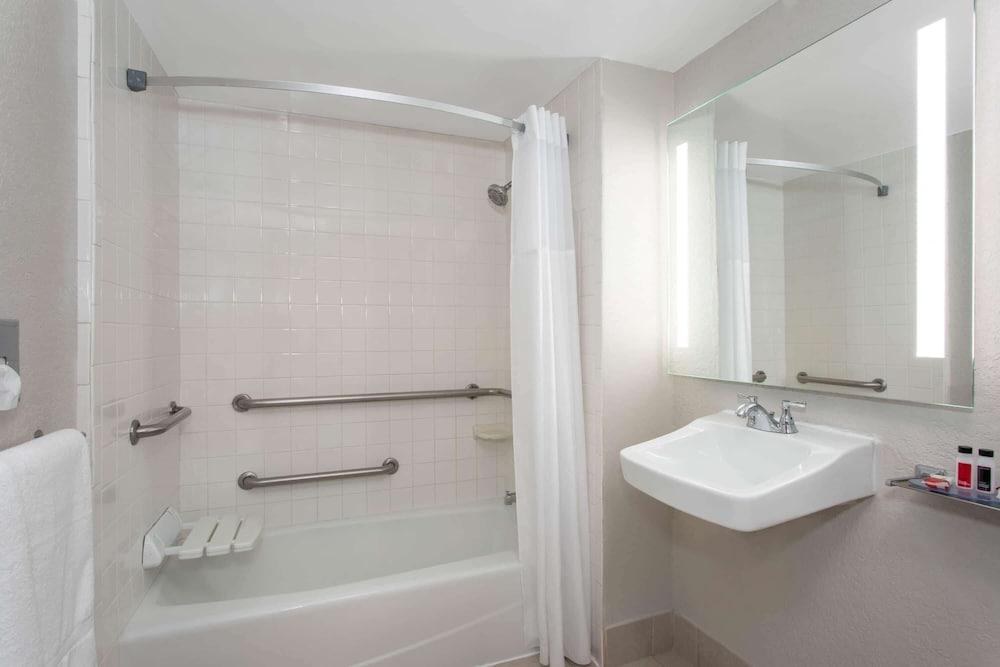 DAYS INN BY WYNDHAM ORLANDO CONVENTION C photo 2