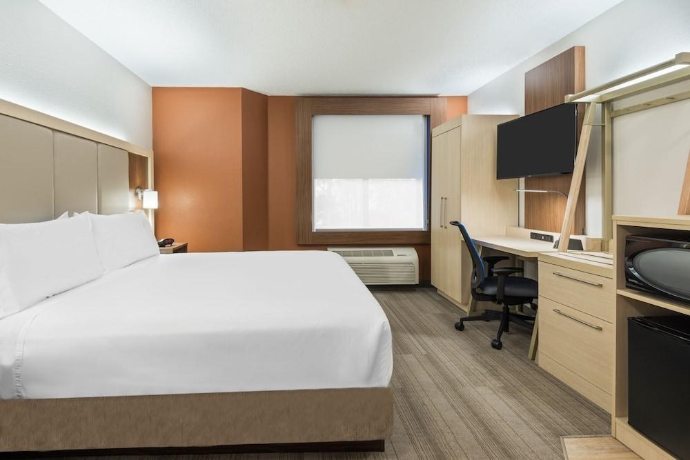 HOLIDAY INN EXPRESS UNIVERSAL STUDIOS photo 2