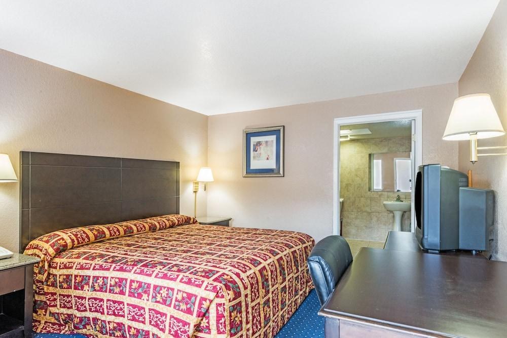 SUPER 8 BY WYNDHAM SAN ANTONIO DOWNTOWN / MUSEUM R photo 2