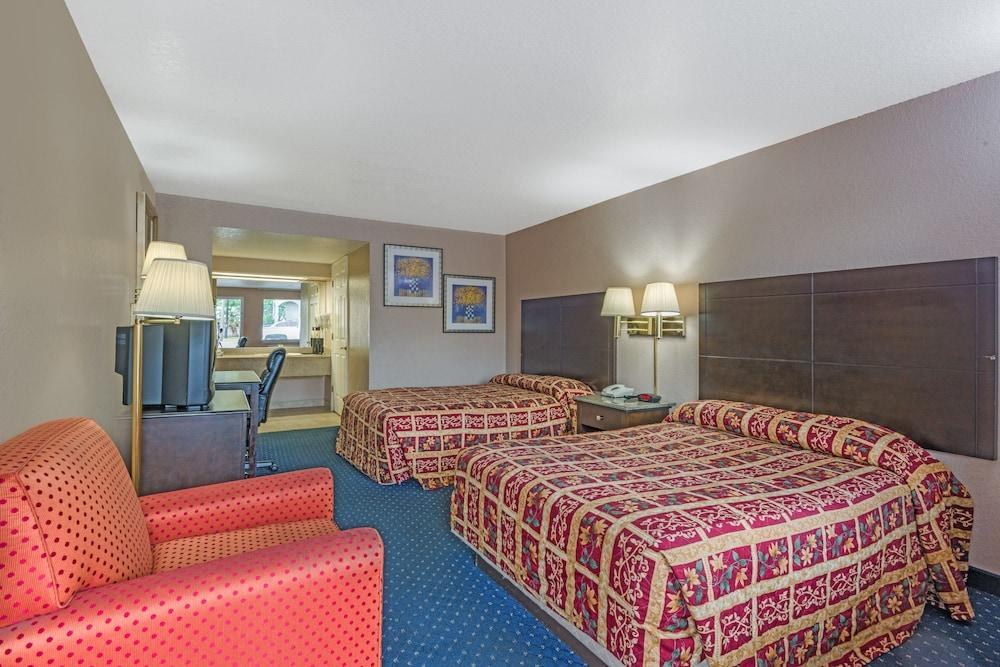 SUPER 8 BY WYNDHAM SAN ANTONIO DOWNTOWN / MUSEUM R photo 3