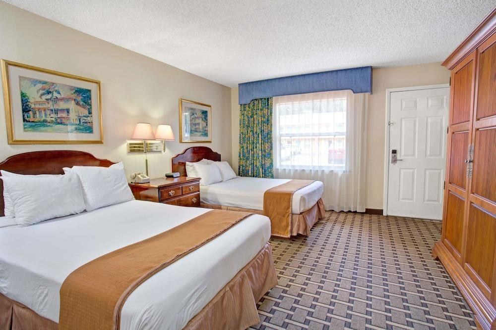HOWARD JOHNSON BY WYNDHAM LAKE FRONT PARKKISSIMMEE
