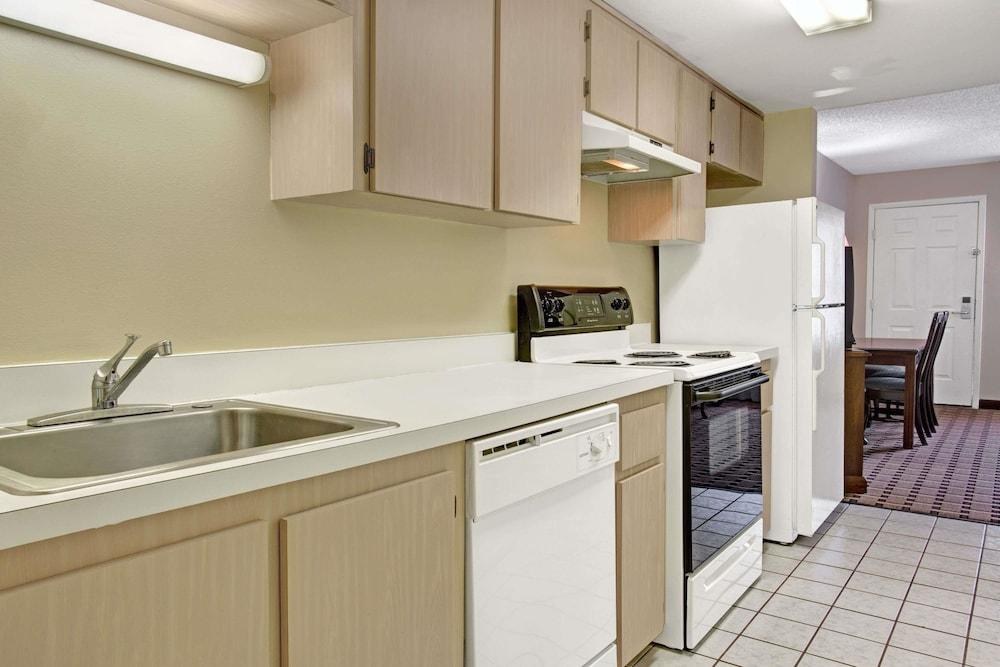 HOWARD JOHNSON BY WYNDHAM LAKE FRONT PARKKISSIMMEE photo 2