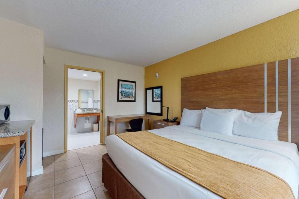 RODEWAY INN & SUITES FORT LAUDERDALE AIRPORT & CRUISE PORT photo 3