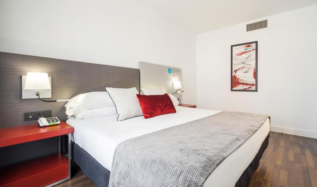 ILUNION SUITES MADRID photo 3