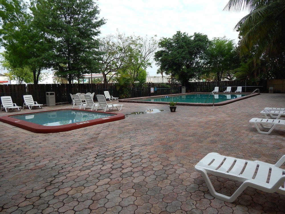 North Miami Beach Gardens Inn & Suites photo 1