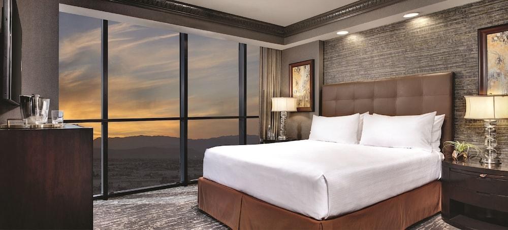 LUXOR HOTEL AND CASINO photo 3