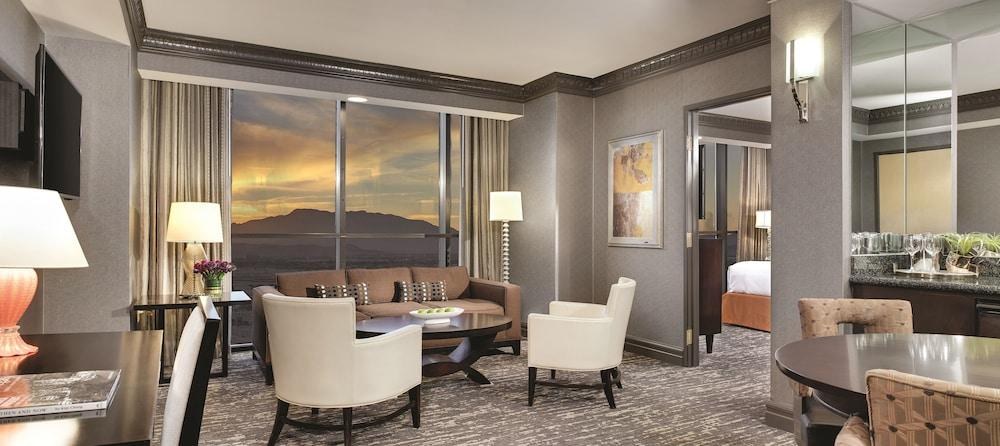 LUXOR HOTEL AND CASINO photo 4