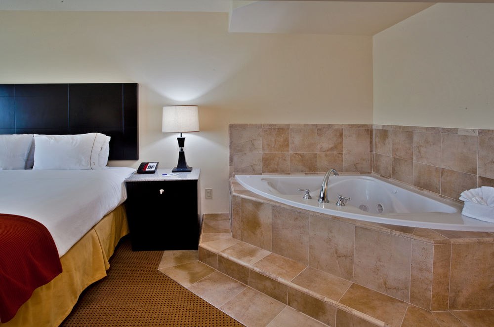 HOLIDAY INN EXPRESS & SUITES INTERNATIONAL DRIVE photo 1