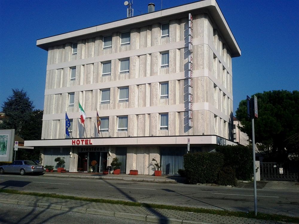 HOTEL PRESIDENT photo 1